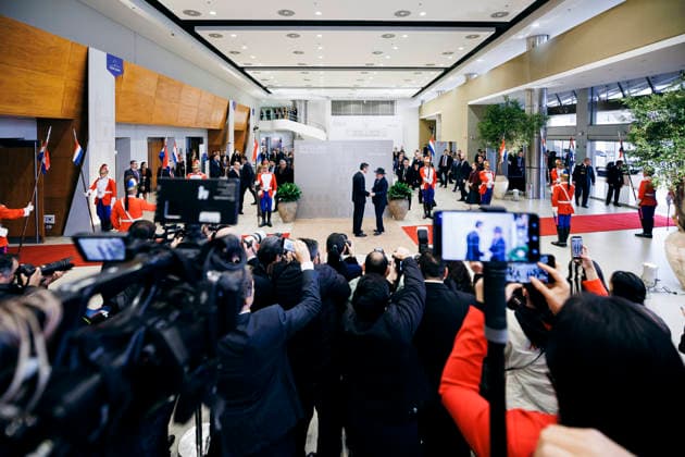 Luiz Inacio Lula da Silva, Praesident der Foederativen Republik Brasilien, wird im Rahmen der Mercosur Konferenz von Santiago Pena Palacios, Praesidenten der Republik Paraguay begruesst in Asuncion, 30.06.2026. Asuncion Paraguay *** Luiz Inácio Lula da Silva, President of the Federative Republic of Brazil, is welcomed by Santiago Pena Palacios, President of the Republic of Paraguay, during the Mercosur Conference in Asunción, June 30, 2026, Asunción, Paraguay Copyright: xFelixxZahnx
