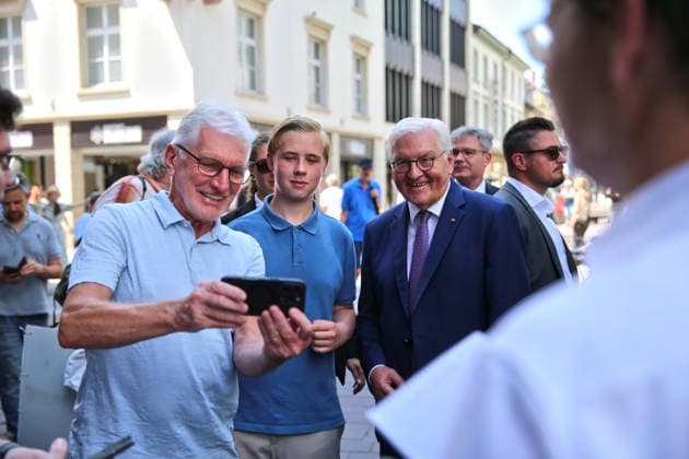 Bundespräsident Frank-Walter Steinmeier beim Gang durch die Lörracher Fußgängerzone. Der Bundespräsident hat ein offenes Ohr, unterhält sich mit Bürgern und stellt sich für Selfies zur Verfügung. Bundespräsident Frank-Walter Steinmeier beim Gang durch die Lörracher Fußgängerzone. Der Bundespräsident hat ein offenes Ohr, unterhält sich mit Bürgern und stellt sich für Selfies zur Verfügung. Lörrach Baden-Württemberg Deutschland *** Federal President Frank Walter Steinmeier walking through Lörrach’s pedestrian zone. The Federal President is approachable, chats with citizens, and poses for selfies. Federal President Frank Walter Steinmeier walking through Lörrach’s pedestrian zone. The Federal President is approachable, chatting with citizens a