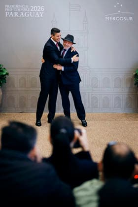 Luiz Inacio Lula da Silva, Praesident der Foederativen Republik Brasilien, wird im Rahmen der Mercosur Konferenz von Santiago Pena Palacios, Praesidenten der Republik Paraguay begruesst in Asuncion, 30.06.2026. Asuncion Paraguay *** Luiz Inácio Lula da Silva, President of the Federative Republic of Brazil, is welcomed by Santiago Pena Palacios, President of the Republic of Paraguay, during the Mercosur Conference in Asunción, June 30, 2026, Asunción, Paraguay Copyright: xFelixxZahnx