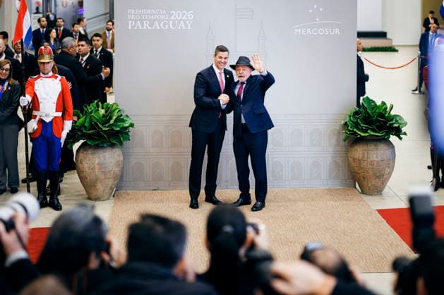Luiz Inacio Lula da Silva, Praesident der Foederativen Republik Brasilien, wird im Rahmen der Mercosur Konferenz von Santiago Pena Palacios, Praesidenten der Republik Paraguay begruesst in Asuncion, 30.06.2026. Asuncion Paraguay *** Luiz Inácio Lula da Silva, President of the Federative Republic of Brazil, is welcomed by Santiago Pena Palacios, President of the Republic of Paraguay, during the Mercosur Conference in Asunción, June 30, 2026, Asunción, Paraguay Copyright: xFelixxZahnx