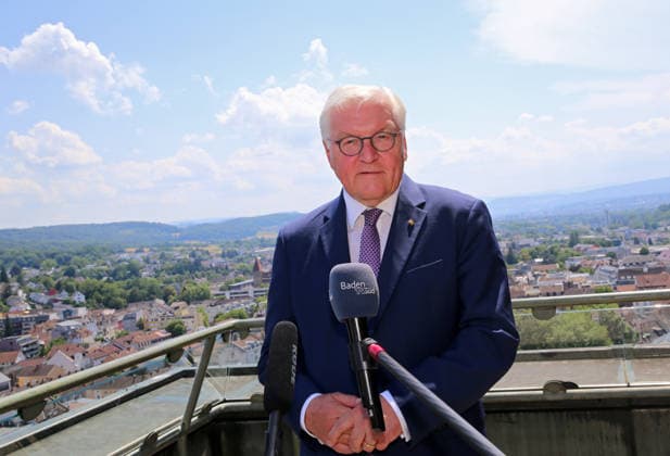 Bundespräsident Frank-Walter Steinmeier auf der Dachterrasse des Rathaus in Lörrach beim Pressestatement. Bundespräsident Frank-Walter Steinmeier auf der Dachterrasse des Rathaus in Lörrach beim Pressestatement. Lörrach Baden-Württemberg Deutschland *** Federal President Frank Walter Steinmeier on the rooftop terrace of City Hall in Lörrach during a press statement Federal President Frank Walter Steinmeier on the rooftop terrace of City Hall in Lörrach during a press statement Lörrach, Baden-Württemberg, Germany
