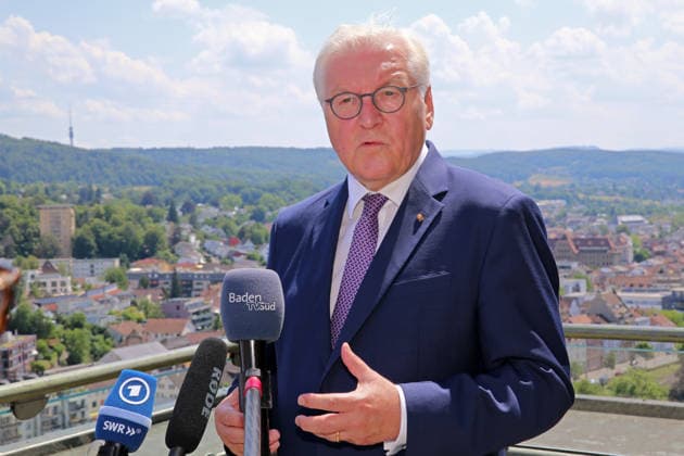 Bundespräsident Frank-Walter Steinmeier auf der Dachterrasse des Rathaus in Lörrach beim Pressestatement. Bundespräsident Frank-Walter Steinmeier auf der Dachterrasse des Rathaus in Lörrach beim Pressestatement. Lörrach Baden-Württemberg Deutschland *** Federal President Frank Walter Steinmeier on the rooftop terrace of City Hall in Lörrach during a press statement Federal President Frank Walter Steinmeier on the rooftop terrace of City Hall in Lörrach during a press statement Lörrach, Baden-Württemberg, Germany