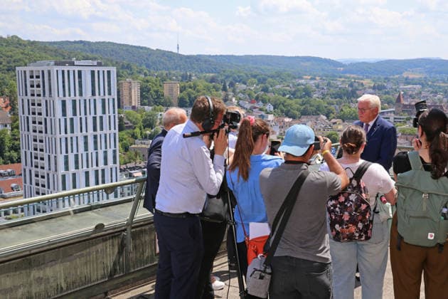 Bundespräsident Frank-Walter Steinmeier auf der Dachterrasse des Rathaus in Lörrach beim Pressestatement. Links im Bild (weißes Hochhaus) das Hotel Stadt Lörrach, der vorübergehende Amtssitz des Bundespräsidenten während der Ortszeit in Lörrach. Bundespräsident Frank-Walter Steinmeier auf der Dachterrasse des Rathaus in Lörrach beim Pressestatement. Links im Bild (weißes Hochhaus) das Hotel Stadt Lörrach, der vorübergehende Amtssitz des Bundespräsidenten während der Ortszeit in Lörrach. Lörrach Baden-Württemberg Deutschland *** Federal President Frank Walter Steinmeier on the rooftop terrace of Lörrach City Hall during a press statement. On the left in the photo is the white high-rise building, the Hotel Stadt Lörrach, the Federal President