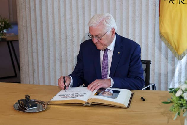 Bundespräsident Frank-Walter Steinmeier , Deutschland, Bundespräsident Frank-Walter Steinmeier, Format Ortszeit Deutschland, Eintrag ins Goldene Buch der Stadt Lörrach, 30.06.2026, Lörrach Rathaus Foyer Baden-Württemberg Deutschland *** Federal President Frank Walter Steinmeier, Germany; Federal President Frank Walter Steinmeier, Local Time in Germany; Entry in the Golden Book of the City of Lörrach, June 30, 2026; Lörrach City Hall Foyer, Baden-Württemberg, Germany Copyright: xGrantxHubbsx