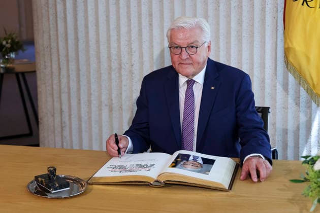 Bundespräsident Frank-Walter Steinmeier , Deutschland, Bundespräsident Frank-Walter Steinmeier, Format Ortszeit Deutschland, Eintrag ins Goldene Buch der Stadt Lörrach, 30.06.2026, Lörrach Rathaus Foyer Baden-Württemberg Deutschland *** Federal President Frank Walter Steinmeier, Germany; Federal President Frank Walter Steinmeier, Local Time in Germany; Entry in the Golden Book of the City of Lörrach, June 30, 2026; Lörrach City Hall Foyer, Baden-Württemberg, Germany Copyright: xGrantxHubbsx