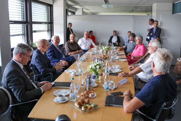 Bundespräsident Frank-Walter Steinmeier mit Kommunal Politiker , Deutschland, Bundespräsident Frank-Walter Steinmeier, Format Ortszeit Deutschland, Kommunalpolitisches Gespräch, 30.06.2026, Lörrach Rathaus Foyer Baden-Württemberg Deutschland *** Federal President Frank Walter Steinmeier with Local Politicians, Germany, Federal President Frank Walter Steinmeier, Local Time in Germany, Discussion on Local Politics, June 30, 2026, Lörrach City Hall Foyer, Baden-Württemberg, Germany Copyright: xGrantxHubbsx
