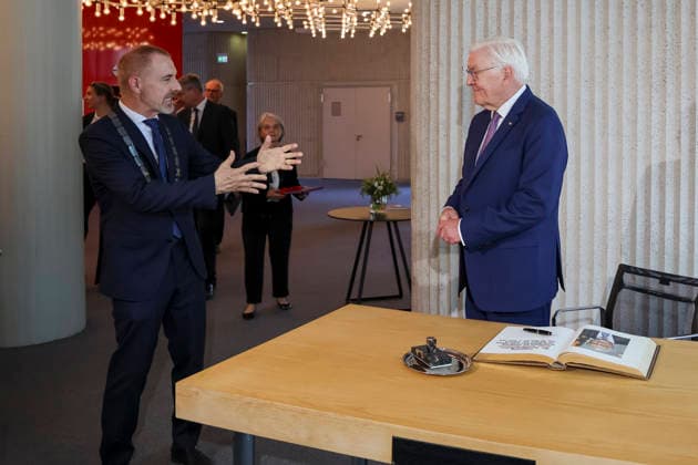 Oberbürgermeister Jörg Lutz und Bundespräsident Frank-Walter Steinmeier , Deutschland, Bundespräsident Frank-Walter Steinmeier, Format Ortszeit Deutschland, Eintrag ins Goldene Buch der Stadt Lörrach, 30.06.2026, Lörrach Rathaus Foyer Baden-Württemberg Deutschland *** Mayor Jörg Lutz and Federal President Frank Walter Steinmeier, Germany; Federal President Frank Walter Steinmeier; Format: Local Time, Germany; Entry in the Golden Book of the City of Lörrach; June 30, 2026; Lörrach City Hall Foyer, Baden-Württemberg, Germany Copyright: xGrantxHubbsx