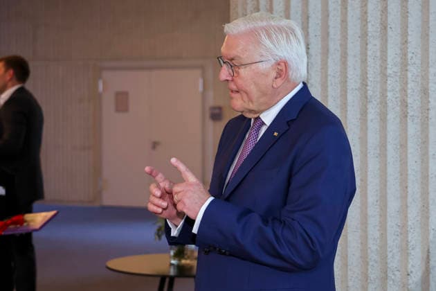 Bundespräsident Frank-Walter Steinmeier , Deutschland, Bundespräsident Frank-Walter Steinmeier, Format Ortszeit Deutschland, Eintrag ins Goldene Buch der Stadt Lörrach, 30.06.2026, Lörrach Rathaus Foyer Baden-Württemberg Deutschland *** Federal President Frank Walter Steinmeier, Germany; Federal President Frank Walter Steinmeier, Local Time in Germany; Entry in the Golden Book of the City of Lörrach, June 30, 2026; Lörrach City Hall Foyer, Baden-Württemberg, Germany Copyright: xGrantxHubbsx