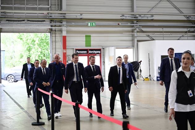 KNDS Werk Görlitz. Florian Hohenwarter CEO KNDS Deutschland; Ministerpräsident Michael Kretschmer; Standortleiter Enrico Blocksdorf. Im Rahmen des Besuchs des Ministerpräsidenten wird ein Überblick über die Transformation des Standorts gegeben. Görlitz, 30.06.2026 *** KNDS Görlitz Plant; Florian Hohenwarter, CEO of KNDS Germany; Minister President Michael Kretschmer; Site Manager Enrico Blocksdorf. As part of the Minister President’s visit, an overview of the site’s transformation will be provided. Görlitz, June 30, 2026 Copyright: xMatthiasxWehnertx