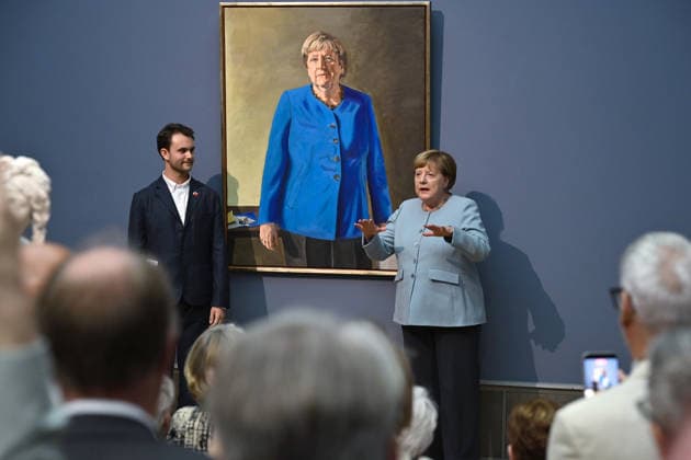 Im Berliner Bode-Museum ist am Dienstag (30.06.2026) das Portraet der frueheren Bundeskanzlerin Angela Merkel (CDU) enthuellt worden. Gemalt wurde es von dem deutsch-franzoesischen Maler Jeremie Queyras (links), der Merkel (rechts) stehend und in einem blauen Blazer portraetiert hat. Das Werk ist 110 mal 140 Zentimeter gross und bis zum 4. Oktober im Bode-Museum zu sehen. Danach soll das Portraet im ersten Stock des Bundeskanzleramtes neben den anderen bisherigen Kanzlern ausgestellt werden. Merkel war von 2005 bis 2021 Bundeskanzlerin. (Siehe epd-Meldung vom 30.06.2026) EDITORIAL USE ONLY *** On Tuesday, June 30, 2026, a portrait of former German Chancellor Angela Merkel (CDU) was unveiled at the Bode Museum in Berlin. It was painted by th Copyright: epd-bild ChristianxDitsch epd-Merkel_Portraet2-kopieren