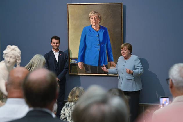 Im Berliner Bode-Museum ist am Dienstag (30.06.2026) das Portraet der frueheren Bundeskanzlerin Angela Merkel (CDU) enthuellt worden. Gemalt wurde es von dem deutsch-franzoesischen Maler Jeremie Queyras (links), der Merkel (rechts) stehend und in einem blauen Blazer portraetiert hat. Das Werk ist 110 mal 140 Zentimeter gross und bis zum 4. Oktober im Bode-Museum zu sehen. Danach soll das Portraet im ersten Stock des Bundeskanzleramtes neben den anderen bisherigen Kanzlern ausgestellt werden. Merkel war von 2005 bis 2021 Bundeskanzlerin. (Siehe epd-Meldung vom 30.06.2026) EDITORIAL USE ONLY *** On Tuesday, June 30, 2026, a portrait of former German Chancellor Angela Merkel (CDU) was unveiled at the Bode Museum in Berlin. It was painted by th Copyright: epd-bild ChristianxDitsch Merkel9