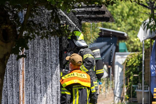 Gartenhüttenbrand in Langen Feuerwehr verhindert Ausbreitung Am 30.06.2026 brannte gegen 13:00 Uhr eine Gartenhütte an der Frankfurter Straße in Langen. Das Feuer griff auf die umliegende Vegetation über und drohte, weitere Hütten zu erfassen. Drei Atemschutztrupps brachten den Brand unter Kontrolle; wegen asbesthaltiger Baumaterialien kam Schaummittel zum Einsatz. Die Löschwasserversorgung erfolgte durch zwei Löschfahrzeuge im Pendelverkehr, unterstützt von der Feuerwehr Dreieich. Knapp 35 Einsatzkräfte waren rund zwei Stunden vor Ort; im Anschluss folgten Hygienemaßnahmen an Einsatzstelle und Feuerwache Langen Hessen Deutschland *** Garden Shed Fire in Langen: Fire Department Prevents Spread On June 30, 2026, at around 1:00