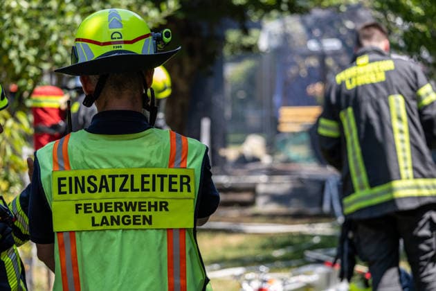 Gartenhüttenbrand in Langen Feuerwehr verhindert Ausbreitung Am 30.06.2026 brannte gegen 13:00 Uhr eine Gartenhütte an der Frankfurter Straße in Langen. Das Feuer griff auf die umliegende Vegetation über und drohte, weitere Hütten zu erfassen. Drei Atemschutztrupps brachten den Brand unter Kontrolle; wegen asbesthaltiger Baumaterialien kam Schaummittel zum Einsatz. Die Löschwasserversorgung erfolgte durch zwei Löschfahrzeuge im Pendelverkehr, unterstützt von der Feuerwehr Dreieich. Knapp 35 Einsatzkräfte waren rund zwei Stunden vor Ort; im Anschluss folgten Hygienemaßnahmen an Einsatzstelle und Feuerwache Langen Hessen Deutschland *** Garden Shed Fire in Langen: Fire Department Prevents Spread On June 30, 2026, at around 1:00