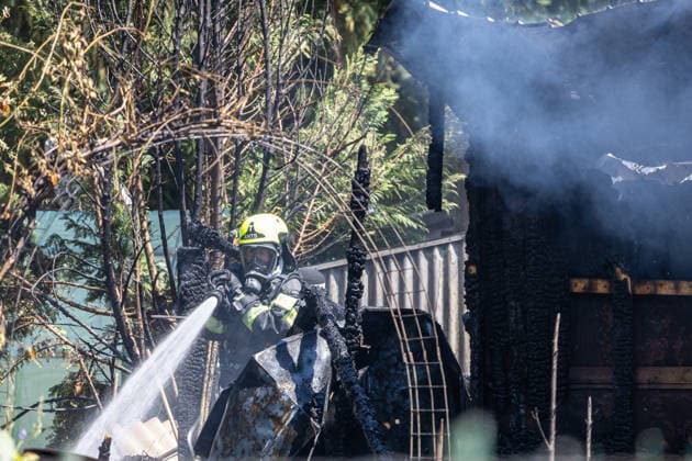 Gartenhüttenbrand in Langen Feuerwehr verhindert Ausbreitung Am 30.06.2026 brannte gegen 13:00 Uhr eine Gartenhütte an der Frankfurter Straße in Langen. Das Feuer griff auf die umliegende Vegetation über und drohte, weitere Hütten zu erfassen. Drei Atemschutztrupps brachten den Brand unter Kontrolle; wegen asbesthaltiger Baumaterialien kam Schaummittel zum Einsatz. Die Löschwasserversorgung erfolgte durch zwei Löschfahrzeuge im Pendelverkehr, unterstützt von der Feuerwehr Dreieich. Knapp 35 Einsatzkräfte waren rund zwei Stunden vor Ort; im Anschluss folgten Hygienemaßnahmen an Einsatzstelle und Feuerwache Langen Hessen Deutschland *** Garden Shed Fire in Langen: Fire Department Prevents Spread On June 30, 2026, at around 1:00