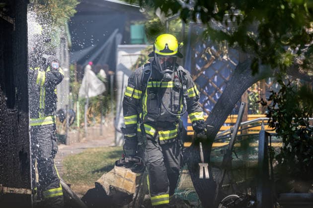 Gartenhüttenbrand in Langen Feuerwehr verhindert Ausbreitung Am 30.06.2026 brannte gegen 13:00 Uhr eine Gartenhütte an der Frankfurter Straße in Langen. Das Feuer griff auf die umliegende Vegetation über und drohte, weitere Hütten zu erfassen. Drei Atemschutztrupps brachten den Brand unter Kontrolle; wegen asbesthaltiger Baumaterialien kam Schaummittel zum Einsatz. Die Löschwasserversorgung erfolgte durch zwei Löschfahrzeuge im Pendelverkehr, unterstützt von der Feuerwehr Dreieich. Knapp 35 Einsatzkräfte waren rund zwei Stunden vor Ort; im Anschluss folgten Hygienemaßnahmen an Einsatzstelle und Feuerwache Langen Hessen Deutschland *** Garden Shed Fire in Langen: Fire Department Prevents Spread On June 30, 2026, at around 1:00