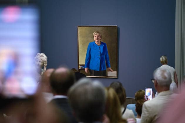 Im Berliner Bode-Museum ist am Dienstag (30.06.2026) das Portraet der frueheren Bundeskanzlerin Angela Merkel (CDU) enthuellt worden. Gemalt wurde es von dem deutsch-franzoesischen Maler Jeremie Queyras, der Merkel stehend und in einem blauen Blazer portraetiert hat. Das Werk ist 110 mal 140 Zentimeter gross und bis zum 4. Oktober im Bode-Museum zu sehen. Danach soll das Portraet im ersten Stock des Bundeskanzleramtes neben den anderen bisherigen Kanzlern ausgestellt werden. Merkel war von 2005 bis 2021 Bundeskanzlerin. (Siehe epd-Meldung vom 30.06.2026) EDITORIAL USE ONLY *** On Tuesday, June 30, 2026, a portrait of former German Chancellor Angela Merkel (CDU) was unveiled at the Bode Museum in Berlin. It was painted by the German-French a Copyright: epd-bild ChristianxDitsch Merkel11