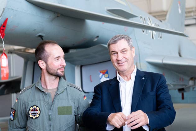 Kaufbeuren, Bavaria, Germany - June 30, 2026: Kaufbeuren Air Base, the Bundeswehr, and the German Air Force: The future of the Arrow Weapon System for Germany (AWS-G), air defense, the military base, and a pilot project for historic preservation. Minister President Dr. Markus Söder (CSU) speaks with a German Air Force soldier in front of a Eurofighter combat aircraft, fighter jet *** Fliegerhorst Kaufbeuren, Bundeswehr und Luftwaffe: Zukunft des Arrow Weapon System for Germany (AWS-G), Luftverteidigung, Militärstandort und Pilotvorhaben Denkmalschutz. Ministerpräsident Dr. Markus Söder (CSU) spricht mit einem Soldaten der Luftwaffe vor einem Eurofighter Kampfflugzeug, Kampfjet