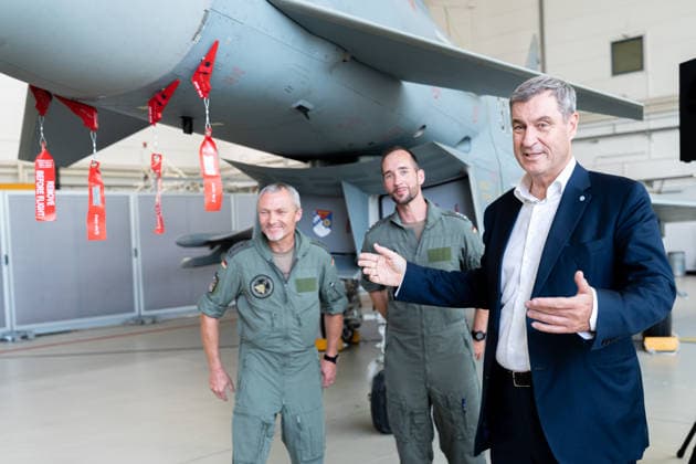 Kaufbeuren, Bavaria, Germany - June 30, 2026: Kaufbeuren Air Base, the Bundeswehr, and the German Air Force: The future of the Arrow Weapon System for Germany (AWS-G), air defense, the military base, and a pilot project for historic preservation. Minister President Dr. Markus Söder (CSU) with Air Force soldiers in front of a Eurofighter combat aircraft, fighter jet *** Fliegerhorst Kaufbeuren, Bundeswehr und Luftwaffe: Zukunft des Arrow Weapon System for Germany (AWS-G), Luftverteidigung, Militärstandort und Pilotvorhaben Denkmalschutz. Ministerpräsident Dr. Markus Söder (CSU) mit Soldaten der Luftwaffe vor einem Eurofighter Kampfflugzeug, Kampfjet