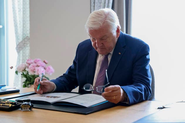 Bundespräsident Frank-Walter Steinmeier bei seinem Amtssitz im Hotel Stadt Lörrach , Deutschland, Bundespräsident Frank-Walter Steinmeier, Format Ortszeit Deutschland, Aufnahme der Amtsgeschäfte des Bundespräsidenten am zeitweiligen Amtssitz in Lörrach, 30.06.2026, Lörrach Hotel Stadt Lörrach Baden-Württemberg Deutschland *** Federal President Frank Walter Steinmeier at his official residence at the Hotel Stadt Lörrach, Germany; Federal President Frank Walter Steinmeier, local time in Germany; assuming the duties of the Federal President at his temporary official residence in Lörrach, June 30, 2026, Lörrach, Hotel Stadt Lörrach, Baden-Württemberg, Germany Copyright: xGrantxHubbsx