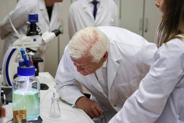 Bundespräsident Frank-Walter Steinmeier mit Schüler bei einem Experiment , Deutschland, Bundespräsident Frank-Walter Steinmeier, Format Ortszeit Deutschland, Besuch des phaenovum Schülerforschungszentrum, 30.06.2026, Lörrach Schülerforschungszentrum phaeno Baden-Württemberg Deutschland *** Federal President Frank Walter Steinmeier with a student during an experiment, Germany, Federal President Frank Walter Steinmeier, Local Time in Germany, Visit to the phaenovum Student Research Center, June 30, 2026, Lörrach, phaeno Student Research Center, Baden-Württemberg, Germany Copyright: xGrantxHubbsx