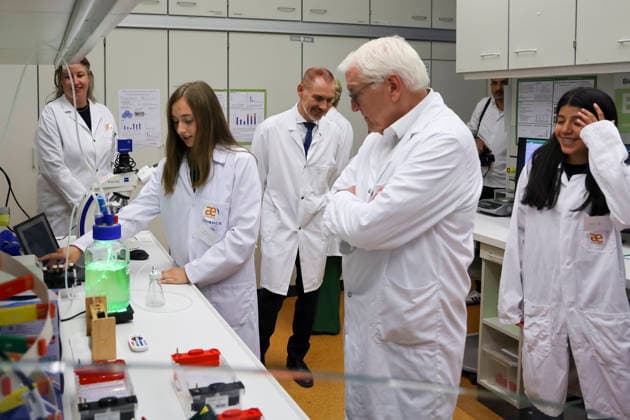 Bundespräsident Frank-Walter Steinmeier mit Schüler bei einem Experiment , Deutschland, Bundespräsident Frank-Walter Steinmeier, Format Ortszeit Deutschland, Besuch des phaenovum Schülerforschungszentrum, 30.06.2026, Lörrach Schülerforschungszentrum phaeno Baden-Württemberg Deutschland *** Federal President Frank Walter Steinmeier with a student during an experiment, Germany, Federal President Frank Walter Steinmeier, Local Time in Germany, Visit to the phaenovum Student Research Center, June 30, 2026, Lörrach, phaeno Student Research Center, Baden-Württemberg, Germany Copyright: xGrantxHubbsx