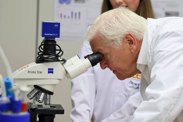 Bundespräsident Frank-Walter Steinmeier mit Schüler bei einem Experiment , Deutschland, Bundespräsident Frank-Walter Steinmeier, Format Ortszeit Deutschland, Besuch des phaenovum Schülerforschungszentrum, 30.06.2026, Lörrach Schülerforschungszentrum phaeno Baden-Württemberg Deutschland *** Federal President Frank Walter Steinmeier with a student during an experiment, Germany, Federal President Frank Walter Steinmeier, Local Time in Germany, Visit to the phaenovum Student Research Center, June 30, 2026, Lörrach, phaeno Student Research Center, Baden-Württemberg, Germany Copyright: xGrantxHubbsx