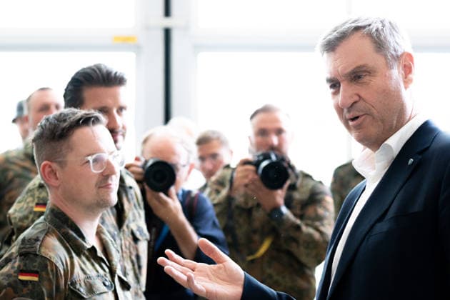 Kaufbeuren, Bavaria, Germany - June 30, 2026: Kaufbeuren Air Base, the Bundeswehr, and the German Air Force: The Future of the Arrow Weapon System for Germany (AWS-G), Air Defense, Military Base, and Pilot Project for Historic Preservation. Minister President Dr. Markus Söder (CSU) with Bundeswehr soldiers in Flecktarn uniforms *** Fliegerhorst Kaufbeuren, Bundeswehr und Luftwaffe: Zukunft des Arrow Weapon System for Germany (AWS-G), Luftverteidigung, Militärstandort und Pilotvorhaben Denkmalschutz. Ministerpräsident Dr. Markus Söder (CSU) mit Soldaten der Bundeswehr in Flecktarn Uniform