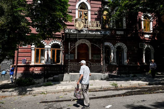 An elderly man walks past the Zaporizhzhia Choral Synagogue (Leshchynskyi Synagogue), damaged by a Russian drone strike, Zaporizhzhia, Ukraine, June 30, 2026. On Tuesday, June 30, a Russian drone struck Zaporizhzhia, hitting the historic part of the city and damaging cultural heritage sites of local importance. The blast wave damaged cars, the Leshchynskyi House, the Zaporizhzhia Choral Synagogue (Leshchynskyi Synagogue), and the Pashutin family house. (Photo by Dmytro Smolienko Ukrinform) Russian attack historical centre of Zaporizhzhia with drone  Copyright: xDmytroxSmolienkox