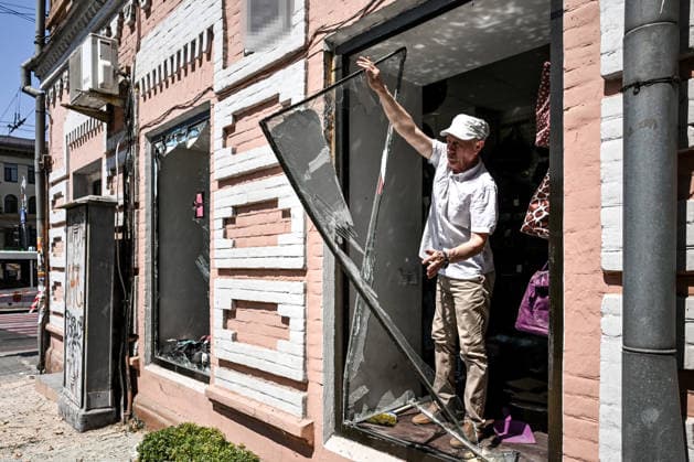 A man removes a window frame at the Leshchynskyi House, built in 1901, damaged by a Russian drone strike, Zaporizhzhia, Ukraine, June 30, 2026. On Tuesday, June 30, a Russian drone struck Zaporizhzhia, hitting the historic part of the city and damaging cultural heritage sites of local importance. The blast wave damaged cars, the Leshchynskyi House, the Zaporizhzhia Choral Synagogue (Leshchynskyi Synagogue), and the Pashutin family house. (Photo by Dmytro Smolienko Ukrinform) Russian attack historical centre of Zaporizhzhia with drone  Copyright: xDmytroxSmolienkox
