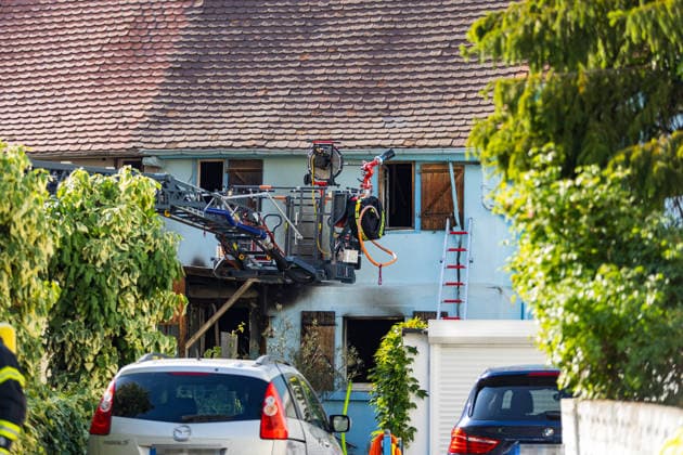 Gebäudebrand mit 100 Einsatzkräften Hund stirbt im Gebäude Polizei ermittelt zur Brandursache Am 30.06.2026 brach um 15:50 Uhr in einem Gebäude in Eschborn-Niederhöchstadt ein Brand aus. Rund 100 Einsatzkräfte waren vor Ort und führten aufwendige Löscharbeiten durch. Zwei zunächst als vermisst gemeldete Personen wurden im Gebäude nicht angetroffen; ein Hund kam in dem Gebäude ums Leben. Der Einsatz dauerte rund zwei Stunden. Die Brandursache ist ungeklärt, die Polizei hat Ermittlungen aufgenommen. Eschborn Niederhöchstadt Hessen Deutschland *** Building Fire Involves 100 Responders; Dog Dies in the Building; Police Investigating Cause of Fire On June 30, 2026, at 3:50 p.m., a fire broke out in a building in Eschborn-Nie