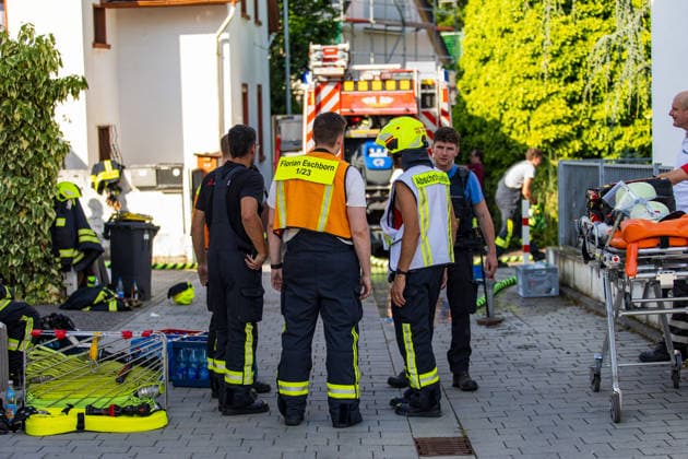 Gebäudebrand mit 100 Einsatzkräften Hund stirbt im Gebäude Polizei ermittelt zur Brandursache Am 30.06.2026 brach um 15:50 Uhr in einem Gebäude in Eschborn-Niederhöchstadt ein Brand aus. Rund 100 Einsatzkräfte waren vor Ort und führten aufwendige Löscharbeiten durch. Zwei zunächst als vermisst gemeldete Personen wurden im Gebäude nicht angetroffen; ein Hund kam in dem Gebäude ums Leben. Der Einsatz dauerte rund zwei Stunden. Die Brandursache ist ungeklärt, die Polizei hat Ermittlungen aufgenommen. Eschborn Niederhöchstadt Hessen Deutschland *** Building Fire Involves 100 Responders; Dog Dies in the Building; Police Investigating Cause of Fire On June 30, 2026, at 3:50 p.m., a fire broke out in a building in Eschborn-Nie