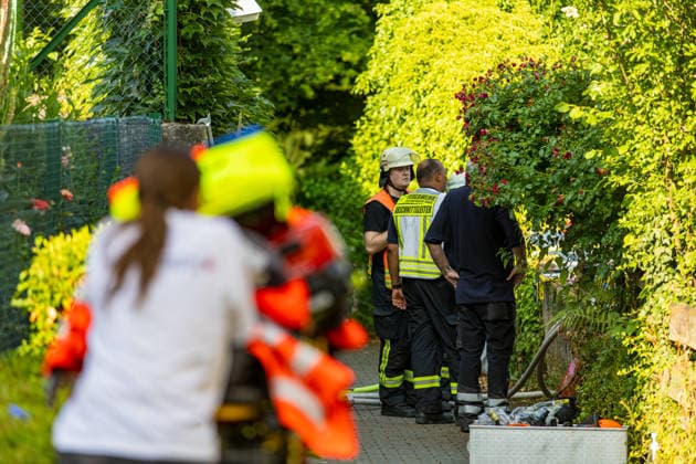 Gebäudebrand mit 100 Einsatzkräften Hund stirbt im Gebäude Polizei ermittelt zur Brandursache Am 30.06.2026 brach um 15:50 Uhr in einem Gebäude in Eschborn-Niederhöchstadt ein Brand aus. Rund 100 Einsatzkräfte waren vor Ort und führten aufwendige Löscharbeiten durch. Zwei zunächst als vermisst gemeldete Personen wurden im Gebäude nicht angetroffen; ein Hund kam in dem Gebäude ums Leben. Der Einsatz dauerte rund zwei Stunden. Die Brandursache ist ungeklärt, die Polizei hat Ermittlungen aufgenommen. Eschborn Niederhöchstadt Hessen Deutschland *** Building Fire Involves 100 Responders; Dog Dies in the Building; Police Investigating Cause of Fire On June 30, 2026, at 3:50 p.m., a fire broke out in a building in Eschborn-Nie