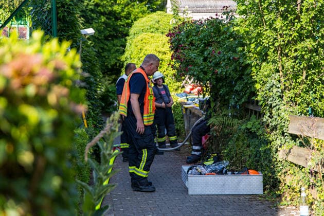 Gebäudebrand mit 100 Einsatzkräften Hund stirbt im Gebäude Polizei ermittelt zur Brandursache Am 30.06.2026 brach um 15:50 Uhr in einem Gebäude in Eschborn-Niederhöchstadt ein Brand aus. Rund 100 Einsatzkräfte waren vor Ort und führten aufwendige Löscharbeiten durch. Zwei zunächst als vermisst gemeldete Personen wurden im Gebäude nicht angetroffen; ein Hund kam in dem Gebäude ums Leben. Der Einsatz dauerte rund zwei Stunden. Die Brandursache ist ungeklärt, die Polizei hat Ermittlungen aufgenommen. Eschborn Niederhöchstadt Hessen Deutschland *** Building Fire Involves 100 Responders; Dog Dies in the Building; Police Investigating Cause of Fire On June 30, 2026, at 3:50 p.m., a fire broke out in a building in Eschborn-Nie