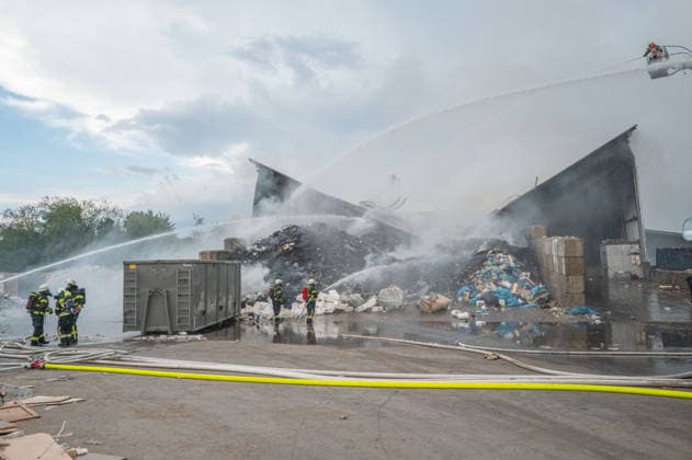 Bad Saulgau 88348 Bad Saulgau, Mackstraße - Brand bei ALBA Entsorgungsbetrieb, Feuerwehr mit Großaufgebot vor Ort 88348 Bad Saulgau, Mackstraße - Brand bei ALBA Entsorgungsbetrieb, Feuerwehr mit Großaufgebot vor Ort *** Bad Saulgau 88348 Bad Saulgau, Mackstraße Fire at ALBA waste management facility; large number of firefighters on the scene 88348 Bad Saulgau, Mackstraße Fire at ALBA waste management facility; large number of firefighters on the scene Copyright: xEibner-Pressefotox EP_EER