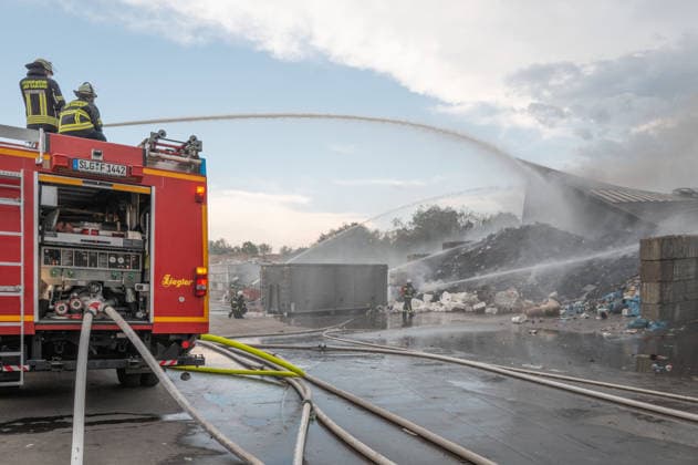 Bad Saulgau 88348 Bad Saulgau, Mackstraße - Brand bei ALBA Entsorgungsbetrieb, Feuerwehr mit Großaufgebot vor Ort 88348 Bad Saulgau, Mackstraße - Brand bei ALBA Entsorgungsbetrieb, Feuerwehr mit Großaufgebot vor Ort *** Bad Saulgau 88348 Bad Saulgau, Mackstraße Fire at ALBA waste management facility; large number of firefighters on the scene 88348 Bad Saulgau, Mackstraße Fire at ALBA waste management facility; large number of firefighters on the scene Copyright: xEibner-Pressefotox EP_EER