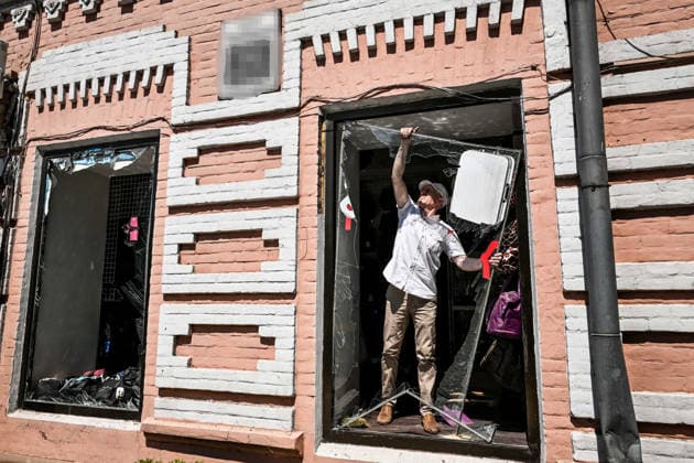Russian attack historical centre of Zaporizhzhia with drone A man removes a window frame at the Leshchynskyi House, built in 1901, damaged by a Russian drone strike, Zaporizhzhia, Ukraine, June 30, 2026. On Tuesday, June 30, a Russian drone struck Zaporizhzhia, hitting the historic part of the city and damaging cultural heritage sites of local importance. The blast wave damaged cars, the Leshchynskyi House, the Zaporizhzhia Choral Synagogue (Leshchynskyi Synagogue), and the Pashutin family house., Credit:Dmytro Smolienko Ukrinform Avalon Ukraine, Zaporizhzhia  Copyright: xDmytroxSmolienkox xUkrinformx xAvalonx 1113588247
