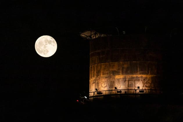 Strawberry moon rising in Limassol The Strawberry moon is seen rising next to a water tower in, Limassol, Cyprus, on Jun. 30, 2026. Limassol Cyprus Copyright: xKOSTASxPIKOULASx