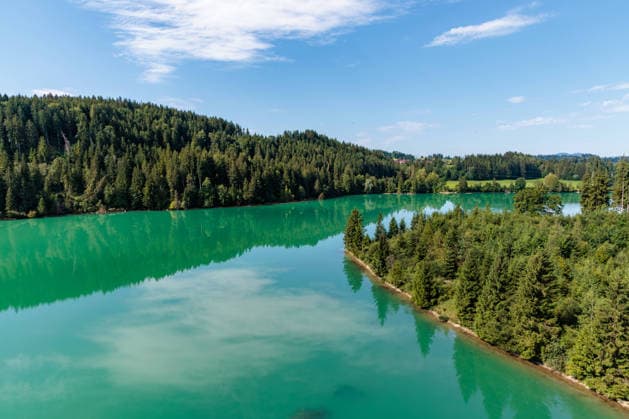 Atemberaubender Blick auf den türkisfarbenen Lech mit den Spiegelungen der Wolken auf der Wasseroberfläche, umgeben von üppig grünen Wäldern in einer alpinen Landschaft, Deutschland. *** breathtaking Glance on the turquoise Lech with the Reflections the Clouds on the Water surface,,detected_source_language surrounded from lush Greens Forests in a Alpine Landscape,,detected_source_language Germany 1135900590 Atemberaubender Blick auf den türkisfarbenen Lech mit den Spiegelungen der Wolken auf der Wasseroberfläche, umgeben von *** Breathtaking view of the turquoise Lech River with the reflections of the clouds on the water s surface, surrounded by lush green forests in an alpine landscape, Germany *** breathtaking view of the turquoise Lech R imago images 1078820088
