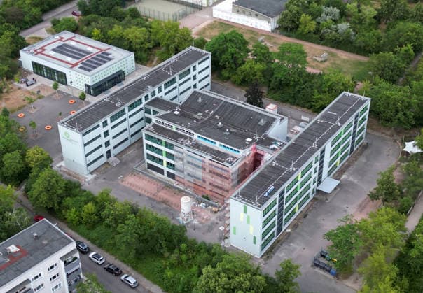 30.06.2026 Halle Saale Ansicht Stadtansicht Luftbild Luftaufnahme Sachsen Anhalt kommunale Ganztagsschule Marguerite Friedlaender Gesamtschule Halle Südstadt Plattenbauviertel ï¿½ *** June 30, 2026 Halle, Saale Cityscape Aerial view Saxony-Anhalt Municipal all-day school Marguerite Friedlaender Comprehensive School Halle Südstadt Prefab housing district ï¿½