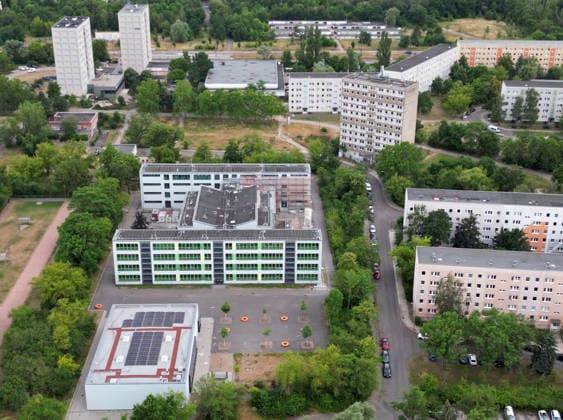 30.06.2026 Halle Saale Ansicht Stadtansicht Luftbild Luftaufnahme Sachsen Anhalt kommunale Ganztagsschule Marguerite Friedlaender Gesamtschule Halle Südstadt Plattenbauviertel ï¿½ *** June 30, 2026 Halle, Saale Cityscape Aerial view Saxony-Anhalt Municipal all-day school Marguerite Friedlaender Comprehensive School Halle Südstadt Prefab housing district ï¿½