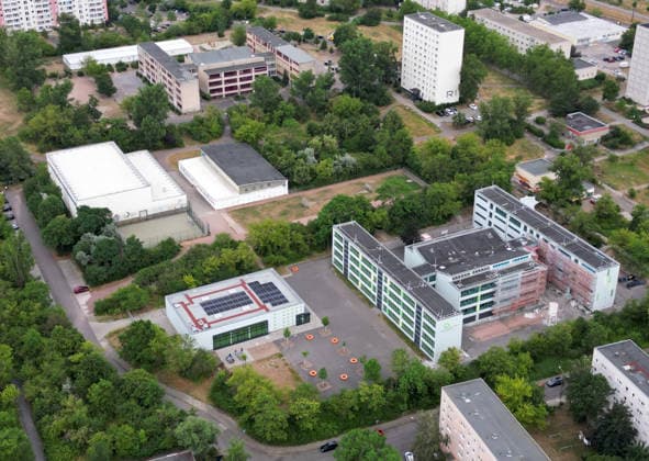 30.06.2026 Halle Saale Ansicht Stadtansicht Luftbild Luftaufnahme Sachsen Anhalt kommunale Ganztagsschule Marguerite Friedlaender Gesamtschule Halle Südstadt Plattenbauviertel ï¿½ *** June 30, 2026 Halle, Saale Cityscape Aerial view Saxony-Anhalt Municipal all-day school Marguerite Friedlaender Comprehensive School Halle Südstadt Prefab housing district ï¿½