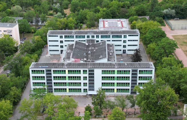 30.06.2026 Halle Saale Ansicht Stadtansicht Luftbild Luftaufnahme Sachsen Anhalt kommunale Ganztagsschule Marguerite Friedlaender Gesamtschule Halle Südstadt Plattenbauviertel ï¿½ *** June 30, 2026 Halle, Saale Cityscape Aerial view Saxony-Anhalt Municipal all-day school Marguerite Friedlaender Comprehensive School Halle Südstadt Prefab housing district ï¿½