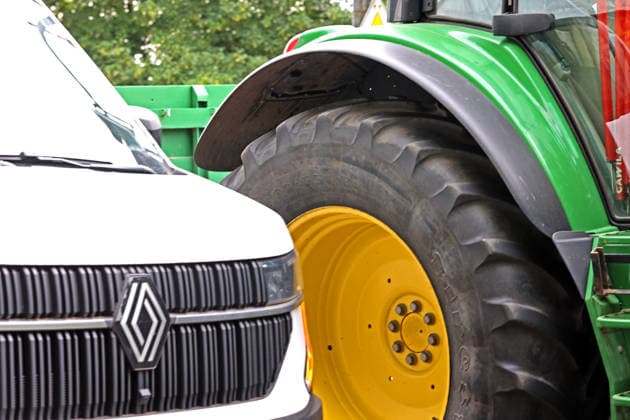 Traktor in der Stadt Ein Traktor ist zur Sommerzeit für landwirtschaftliche Tätigkeiten wie die Heuernte im Einsatz und es kommt auf engen Straßen zu kritischen Situationen. *** Tractors in the City During the summer, tractors are used for agricultural work such as hay harvesting, and this can lead to dangerous situations on narrow streets