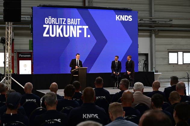 Standortleiter Enrico Blocksdorf, Ministerpräsident Michael Kretschmer und Florian Hohenwarter CEO KNDS Deutschland. Im Rahmen des Besuchs des Ministerpräsidenten wird ein Überblick über die Transformation des Standorts gegeben. Görlitz, 30.06.2026 *** Site Manager Enrico Blocksdorf, Minister President Michael Kretschmer, and Florian Hohenwarter, CEO of KNDS Germany. As part of the Minister President’s visit, an overview of the site’s transformation will be provided. Görlitz, June 30, 2026 Copyright: xMatthiasxWehnertx