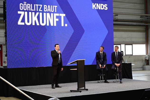 Standortleiter Enrico Blocksdorf, Ministerpräsident Michael Kretschmer und Florian Hohenwarter CEO KNDS Deutschland. Im Rahmen des Besuchs des Ministerpräsidenten wird ein Überblick über die Transformation des Standorts gegeben. Görlitz, 30.06.2026 *** Site Manager Enrico Blocksdorf, Minister President Michael Kretschmer, and Florian Hohenwarter, CEO of KNDS Germany. As part of the Minister President’s visit, an overview of the site’s transformation will be provided. Görlitz, June 30, 2026 Copyright: xMatthiasxWehnertx