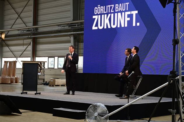 Ministerpräsident Michael Kretschmer; Florian Hohenwarter CEO KNDS Deutschland und Standortleiter Enrico Blocksdorf. Im Rahmen des Besuchs des Ministerpräsidenten wird ein Überblick über die Transformation des Standorts gegeben. Görlitz, 30.06.2026 *** Prime Minister Michael Kretschmer, Florian Hohenwarter, CEO of KNDS Germany, and Site Manager Enrico Blocksdorf. As part of the Prime Minister’s visit, an overview of the site’s transformation will be provided. Görlitz, June 30, 2026 Copyright: xMatthiasxWehnertx