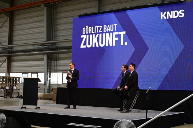 Ministerpräsident Michael Kretschmer; Florian Hohenwarter CEO KNDS Deutschland und Standortleiter Enrico Blocksdorf. Im Rahmen des Besuchs des Ministerpräsidenten wird ein Überblick über die Transformation des Standorts gegeben. Görlitz, 30.06.2026 *** Prime Minister Michael Kretschmer, Florian Hohenwarter, CEO of KNDS Germany, and Site Manager Enrico Blocksdorf. As part of the Prime Minister’s visit, an overview of the site’s transformation will be provided. Görlitz, June 30, 2026 Copyright: xMatthiasxWehnertx