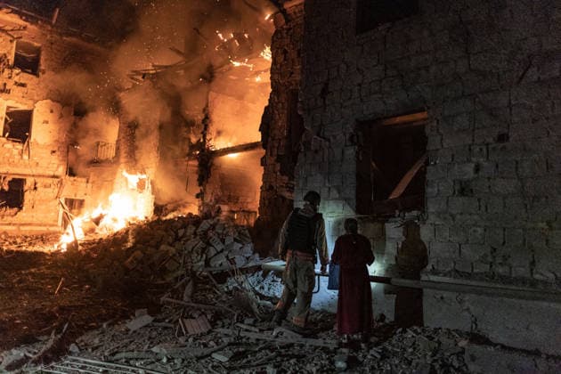Aftermath of a Russian attack in Kramatorsk, Ukraine DRUZHKIVKA, UKRAINE - JUNE 30: Ukrainian firefighters try to extiunghish a fire at a burning building at night following a Russian bombardment of a residential area in Kramatorsk, Ukraine, 30 June 2026. Diego Herrera Carcedo Anadolu Kramatorsk Ukraine. Editorial use only. Please get in touch for any other usage.  Copyright: x2026xAnadoluxDiegoxHerreraxCarcedox