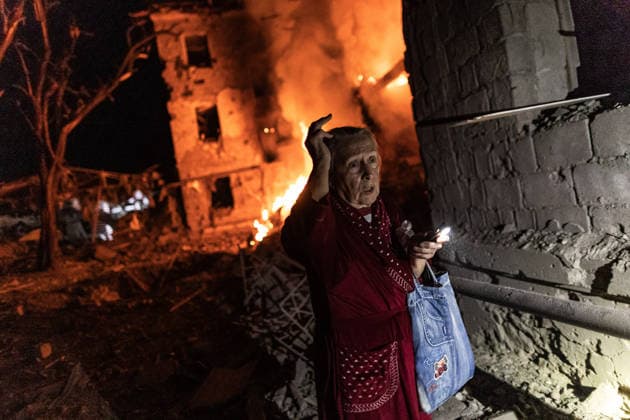 Aftermath of a Russian attack in Kramatorsk, Ukraine DRUZHKIVKA, UKRAINE - JUNE 30: Ukrainian firefighters try to extiunghish a fire at a burning building at night following a Russian bombardment of a residential area in Kramatorsk, Ukraine, 30 June 2026. Diego Herrera Carcedo Anadolu Kramatorsk Ukraine. Editorial use only. Please get in touch for any other usage.  Copyright: x2026xAnadoluxDiegoxHerreraxCarcedox