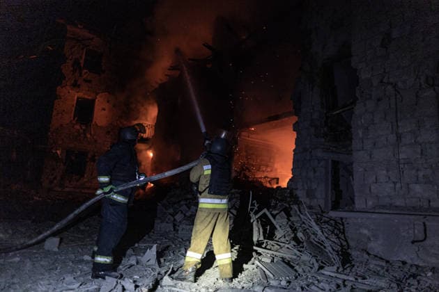 Aftermath of a Russian attack in Kramatorsk, Ukraine DRUZHKIVKA, UKRAINE - JUNE 30: Ukrainian firefighters try to extiunghish a fire at a burning building at night following a Russian bombardment of a residential area in Kramatorsk, Ukraine, 30 June 2026. Diego Herrera Carcedo Anadolu Kramatorsk Ukraine. Editorial use only. Please get in touch for any other usage.  Copyright: x2026xAnadoluxDiegoxHerreraxCarcedox